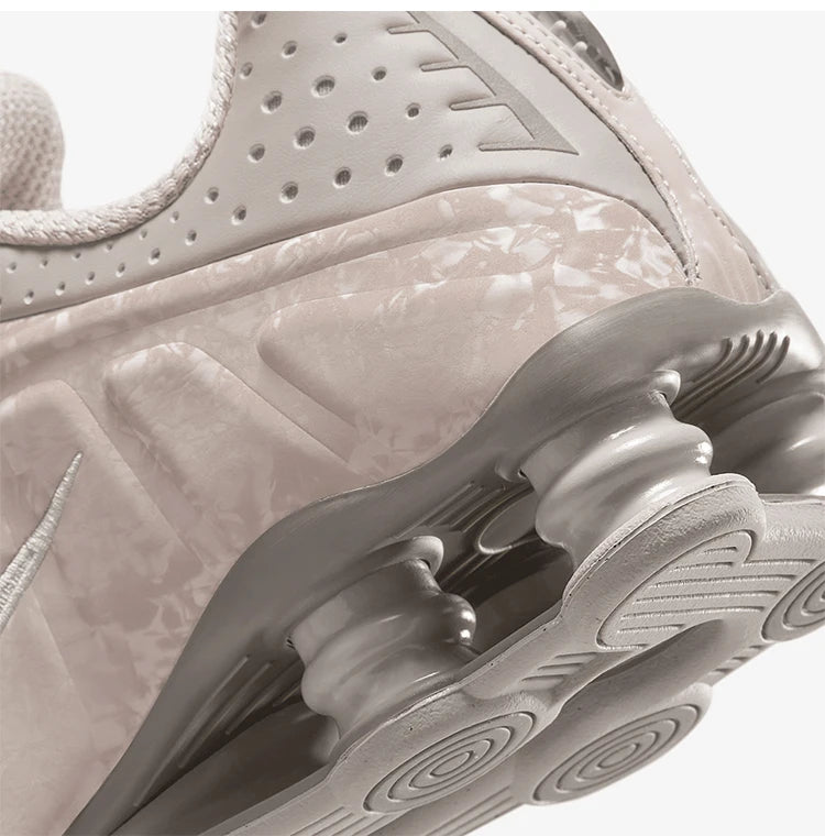 Оригинални дамски ниски маратонки за бягане с омекотяване Nike Shox R4 HV0934-001
