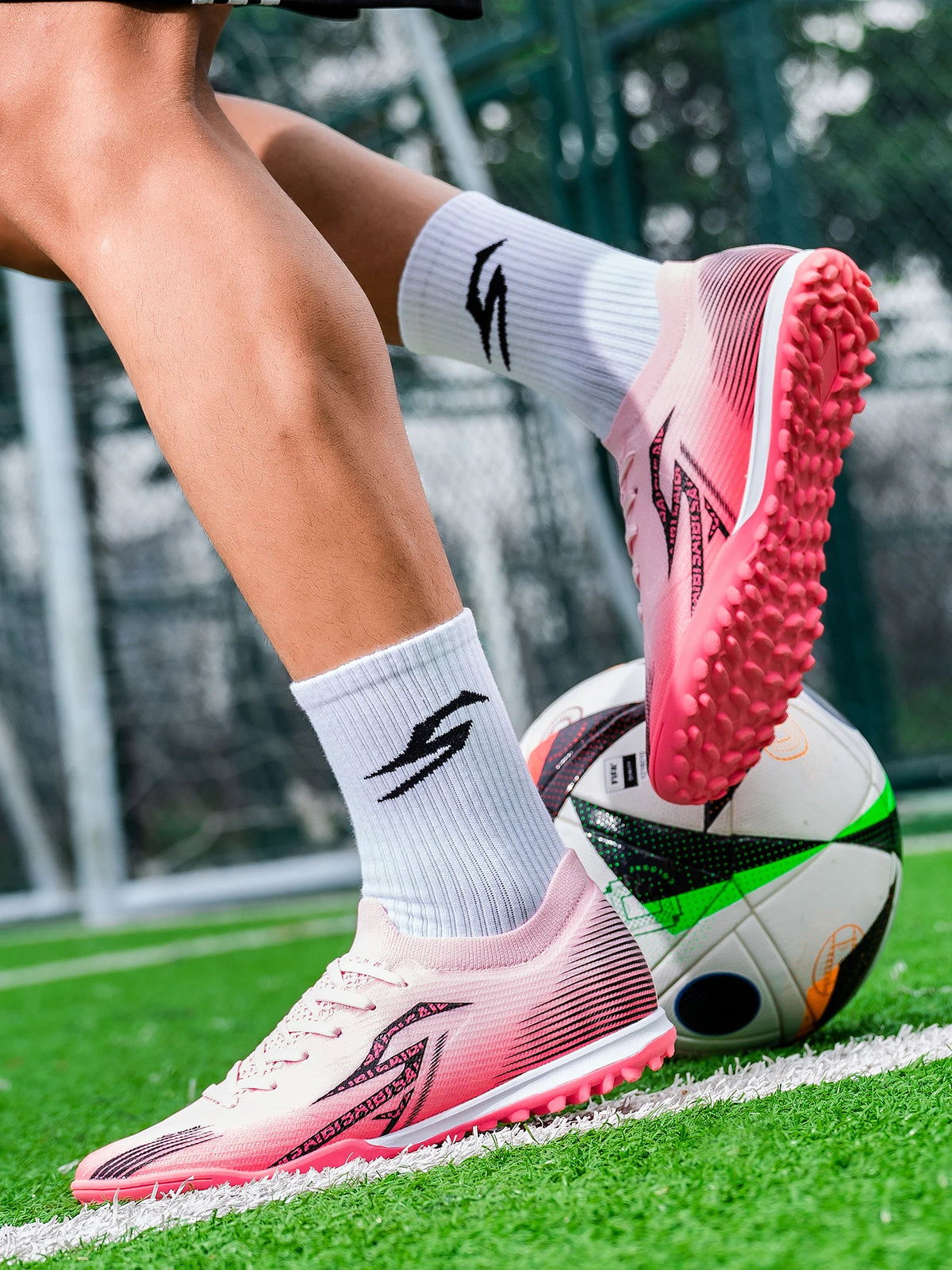Chaussures de football pour hommes adultes, modèle TF, à tiges hautes, avec empeigne souple en PU, semelles antidérapantes et crampons, idéales pour les matchs et l'entraînement sur gazon synthétique.