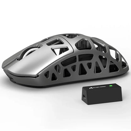 Mysz gamingowa ATTACK SHARK R3 ze stopu magnezu 8K SUPERLIGHT, 8000Hz, 6 regulowanych poziomów DPI do 26000, PAW3395, BT/2.4G, bezprzewodowa/przewodowa