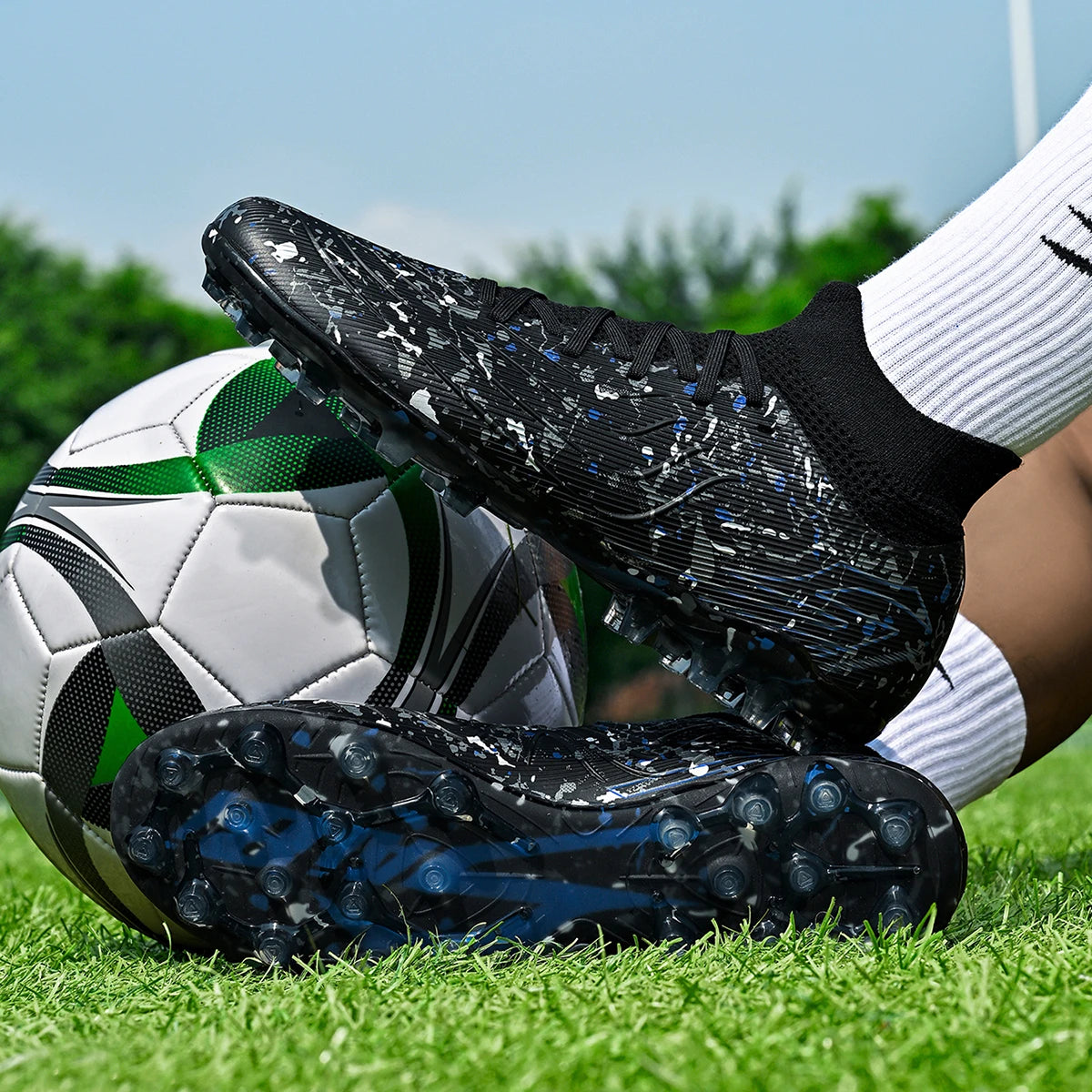 Chaussures de football pour hommes, modèle AG FG, tige en maille ultra-légère, soutien stable de la voûte plantaire, idéales pour les entraînements prolongés sur terrain de gazon extérieur.