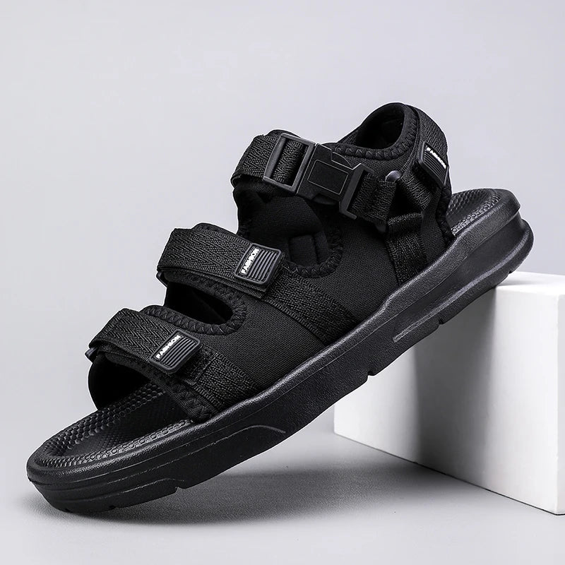 Une paire de sandales d'été simples et tendance, respirantes, résistantes à l'usure, légères, décontractées, prêtes pour la plage, chaussures de conduite polyvalentes pour hommes