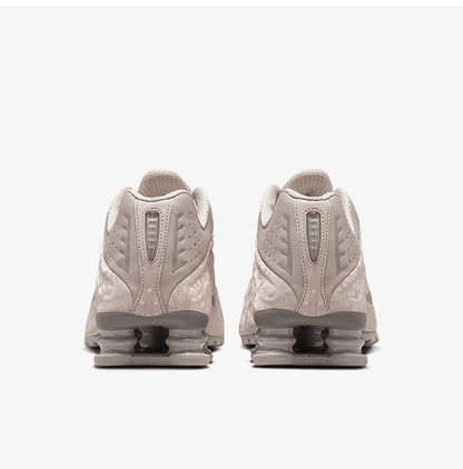 Оригинални дамски ниски маратонки за бягане с омекотяване Nike Shox R4 HV0934-001