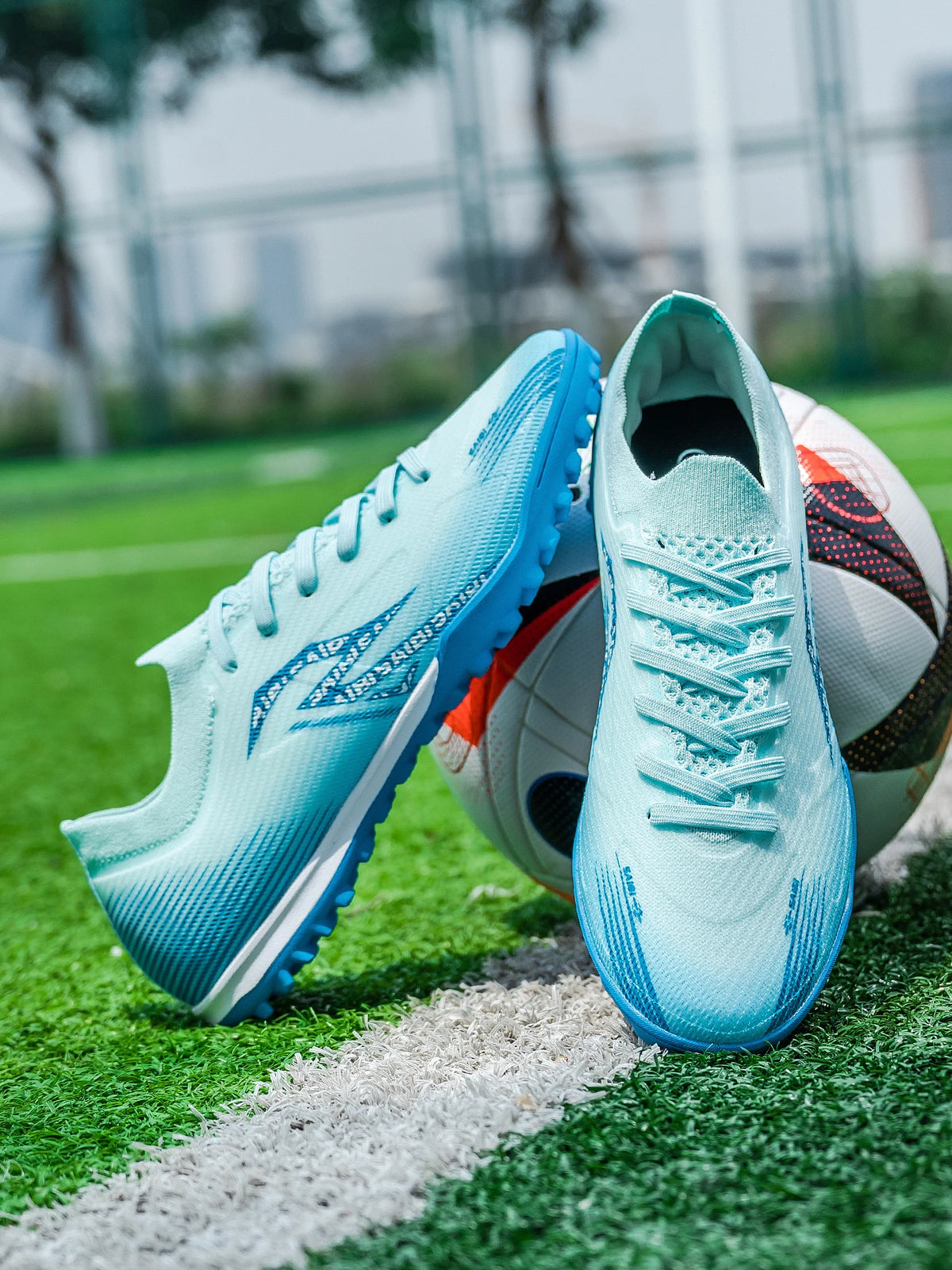 Chaussures de football pour hommes adultes, modèle TF, à tiges hautes, avec empeigne souple en PU, semelles antidérapantes et crampons, idéales pour les matchs et l'entraînement sur gazon synthétique.