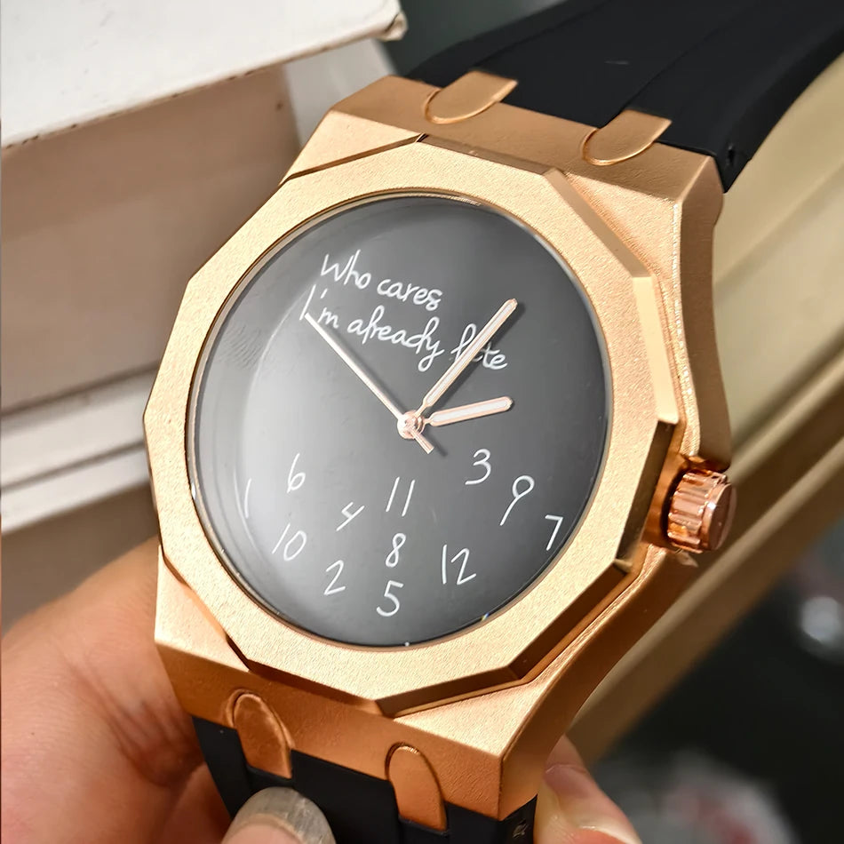 Relógio de luxo para homem com caixa octogonal e bracelete em silicone, à prova de água, dotado de um mostrador com o slogan humorístico «Who Cares I'm Already Late» (E daí, já estou atrasado).