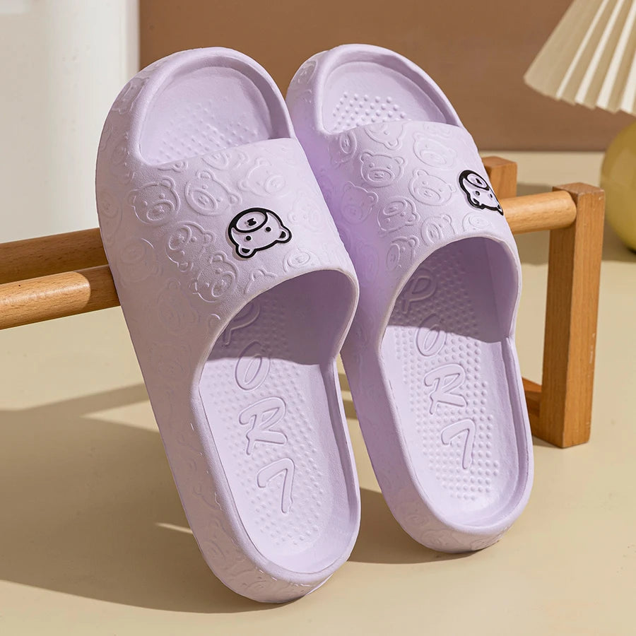Pantoufles d'été pour hommes et femmes, sandales imprimées petit ours, salle de bain intérieure, antidérapantes, douces, chaussures décontractées pour dortoir, Couple