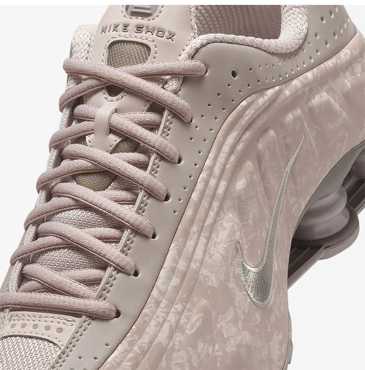 Оригинални дамски ниски маратонки за бягане с омекотяване Nike Shox R4 HV0934-001