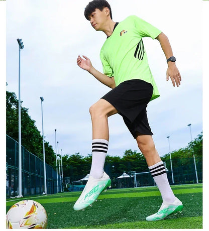 Nouvelles chaussures de football pour hommes, crampons de gazon très vendus, chaussures de football respirantes, chaussures de match de haute qualité, baskets antidérapantes pour garçons, légères pour l'extérieur