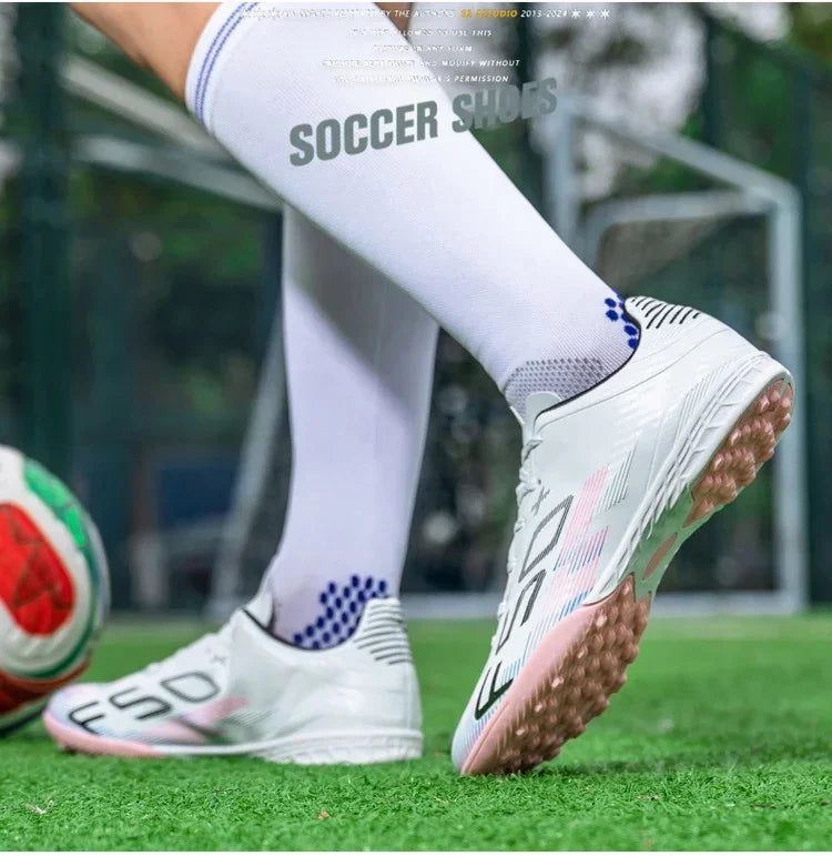 Nouvelles chaussures de football pour hommes, chaussures d'entraînement, baskets de match, chaussures de football pour terrain en herbe, chaussures de sport professionnelles antidérapantes, ultra-légères, unisexes.