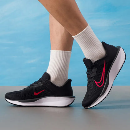 Nike FD6033-011, chaussures de course pour hommes, tige en mesh respirant, amorti léger, baskets de sport pour un usage quotidien.