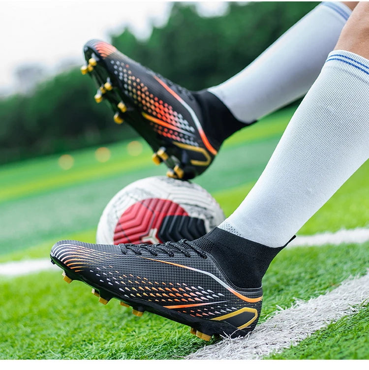 Chaussures de football à crampons longs FG avec col chaussette montante, tige texturée, crampons pour terrain dur, légères, antidérapantes et offrant une bonne adhérence.