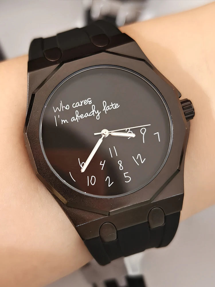 Relógio de luxo para homem com caixa octogonal e bracelete em silicone, à prova de água, dotado de um mostrador com o slogan humorístico «Who Cares I'm Already Late» (E daí, já estou atrasado).