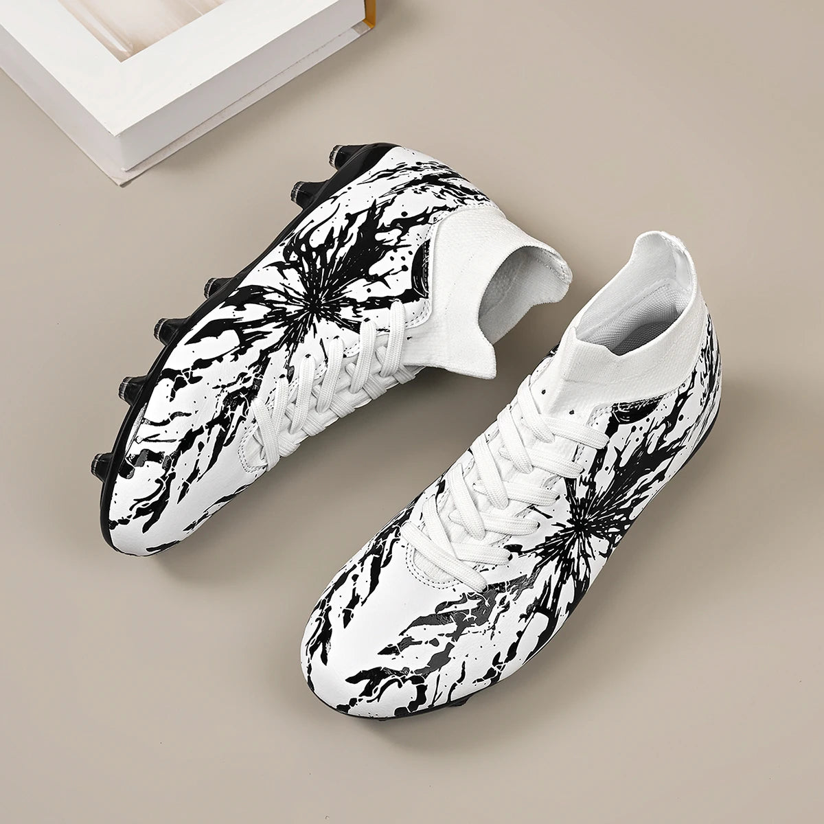 Chaussures de football AG FG pour hommes, tige en PU souple, structure de crampons renforcée, pour adultes, pour les matchs et entraînements de football en plein air sur pelouse.