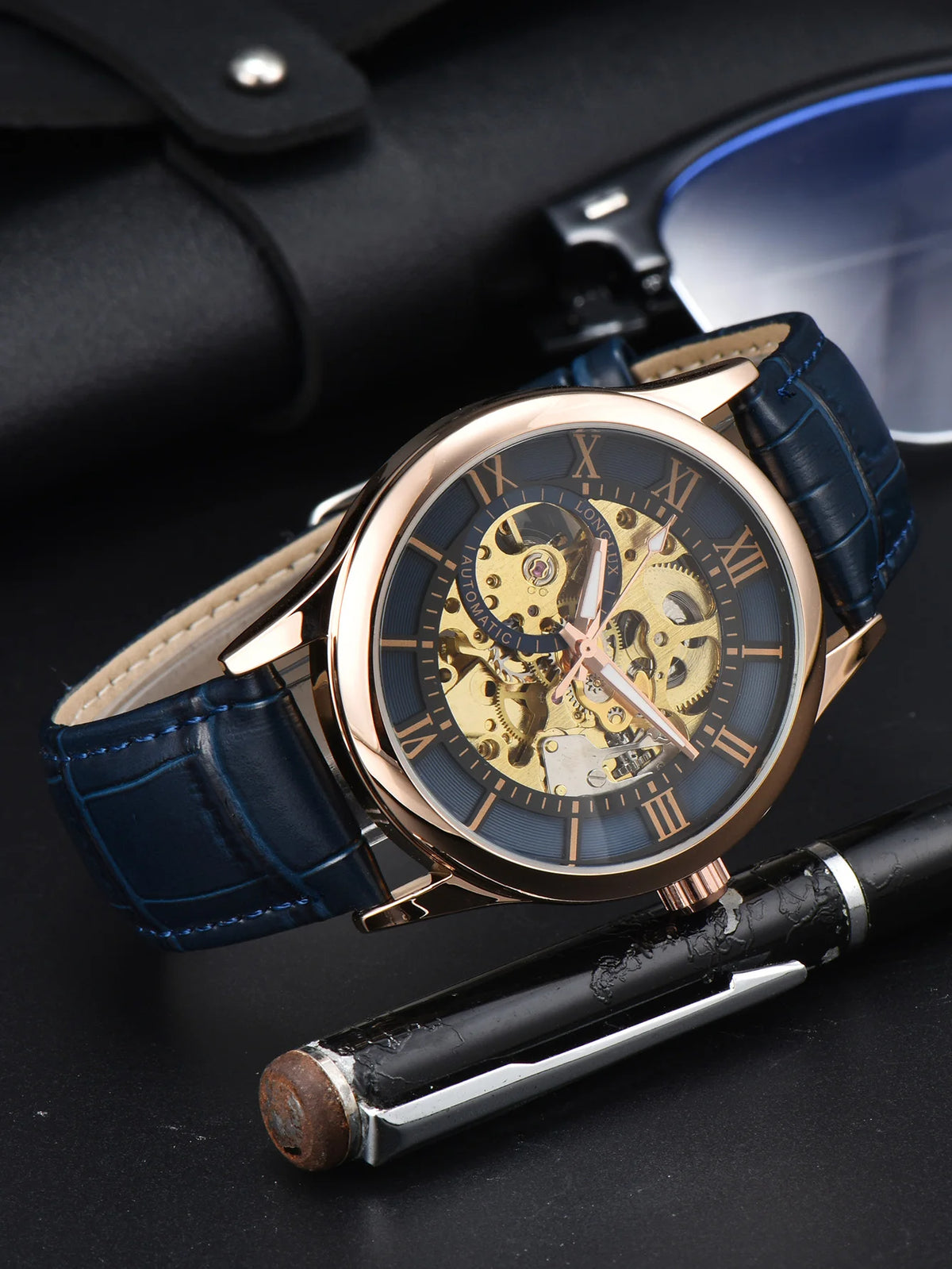 Relógio automático para homem, estilo de luxo, mostrador com algarismos romanos, mecanismo visível (esqueleto), resistente à água, ponteiros luminescentes, bracelete em pele – Uma escolha ideal para oferecer como presente.